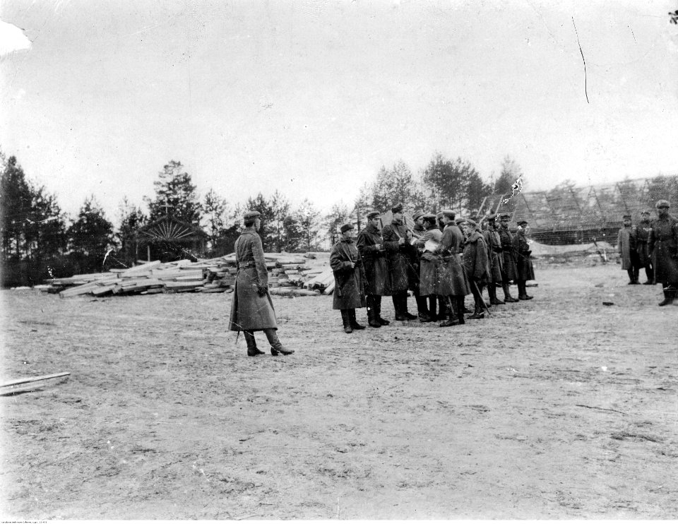 Odzanczenie żołnierzy Legionów Polskich przez Józefa Piłsudskiego (22-453)