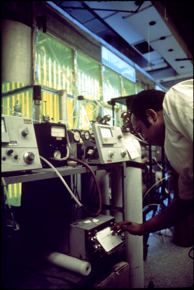 OLIN MOSS, INSTRUMENT TECHNICIAN ON AIR SANITATION CALIBRATING HYDROCARBON ANALYZERS. SMOG - NARA - 542765
