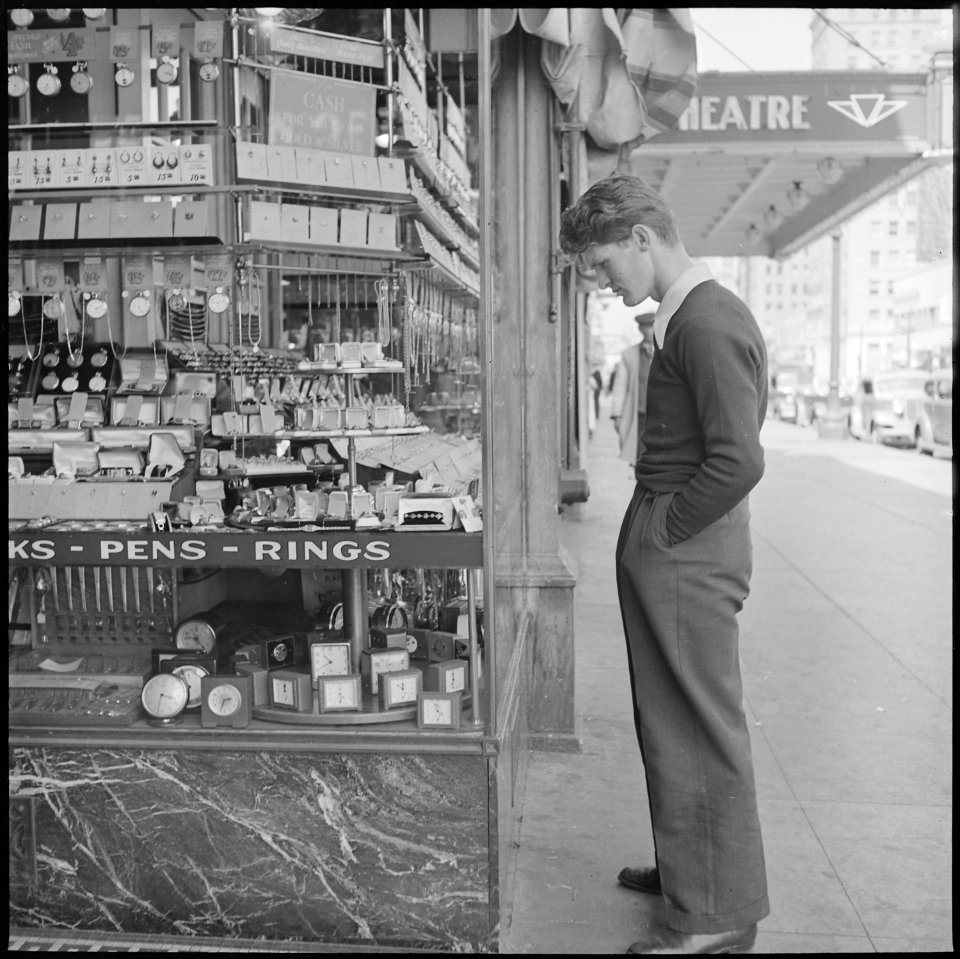 Oakland, California. Hanging around - NARA - 532244