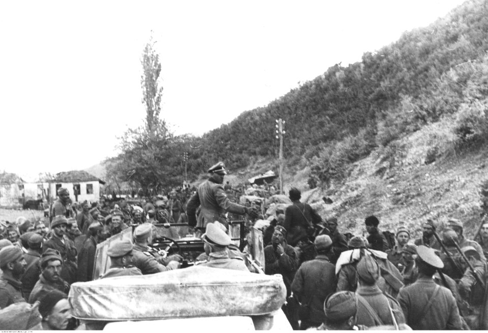 Obergruppenfuhrer SS Sepp Dietrich w samochodzie (2-490)