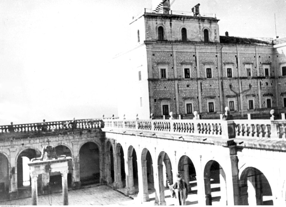 Opactwo Benedyktynów na wzgórzu Monte Cassino (2-2127)