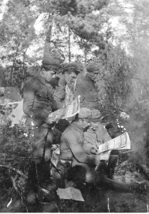 Oficerowie 5 batalionu w lesie pod Dubniakami (22-157)