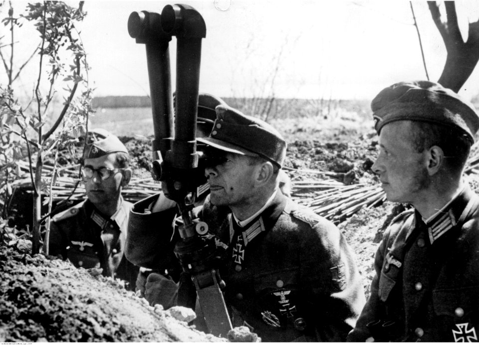 Oficerowie obserwują działania wojenne nad limanem Kurczańskim na obszarze Kubania (2-854)