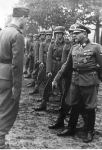 Obergruppenfuhrer Sepp Dietrich podczas inspekcji na froncie zachodnim (2-332)