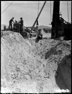 Parker, California. Boring a fresh water-well at War Relocation Authority center for evacuees of Ja . . . - NARA - 537454