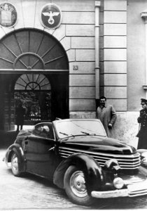 Opat Monte Cassino przed gmachem ambasady niemieckiej znajdującej się przy Stolicy Apostolskiej (2-2145)