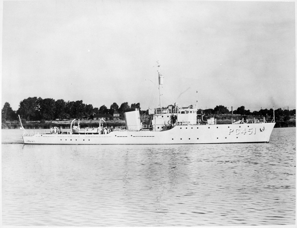PC451. Submarine chaser. Starboard side, underway, 09-1940 - NARA - 513036