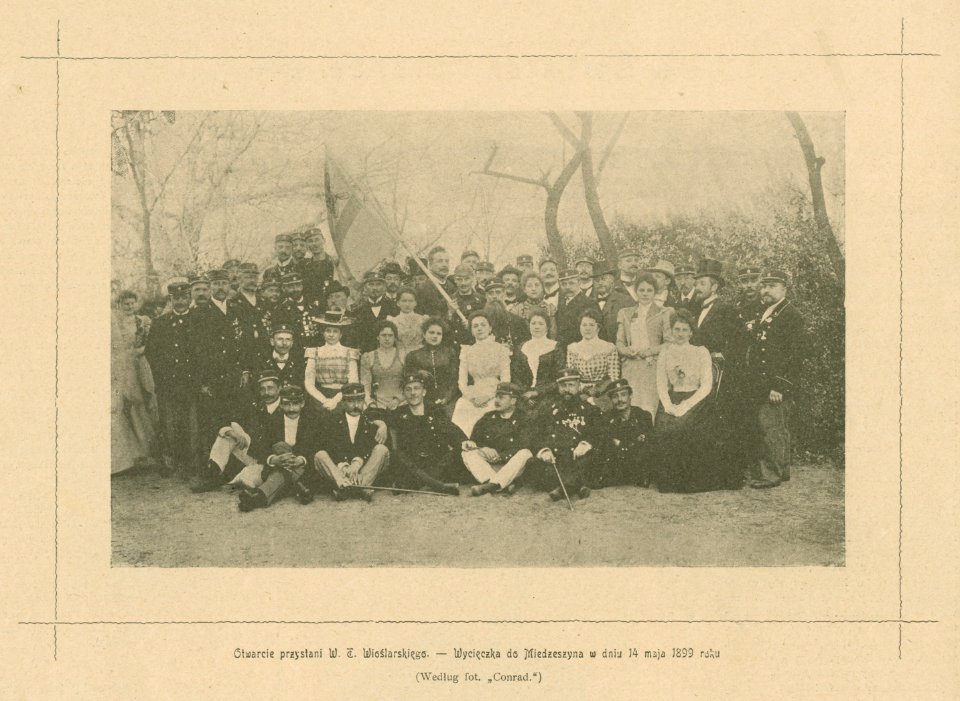 Otwarcie przystani W. T. Wioślarskiego Wycieczka do Miedzeszyna w dniu 14 maja 1899 roku Według fot. Conrad (79939)