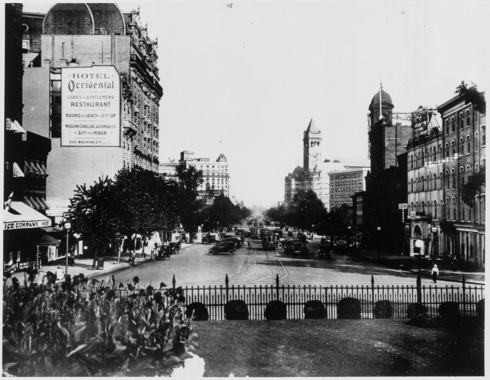Pennsylvania Avenue, Washington, D.C., looking toward the Capitol from the Treasury Building, ca. 1915 - NARA - 518227