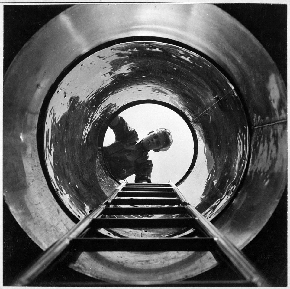 On board the USS MARLIN at New London, Connecticut Sailor looks down the hatch. - NARA - 520829