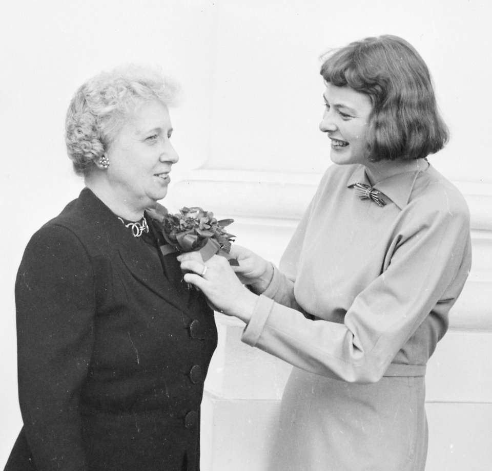 Photograph of actress Ingrid Bergman pinning a corsage on First Lady Bess Truman, who received a community chest... - NARA - 199441 (cropped)