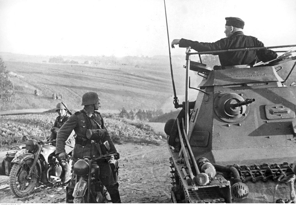 Patrol motocyklistów niemieckich na froncie wschodnim (2-1119)