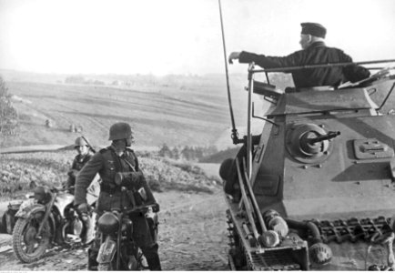Patrol motocyklistów niemieckich na froncie wschodnim (2-1119)