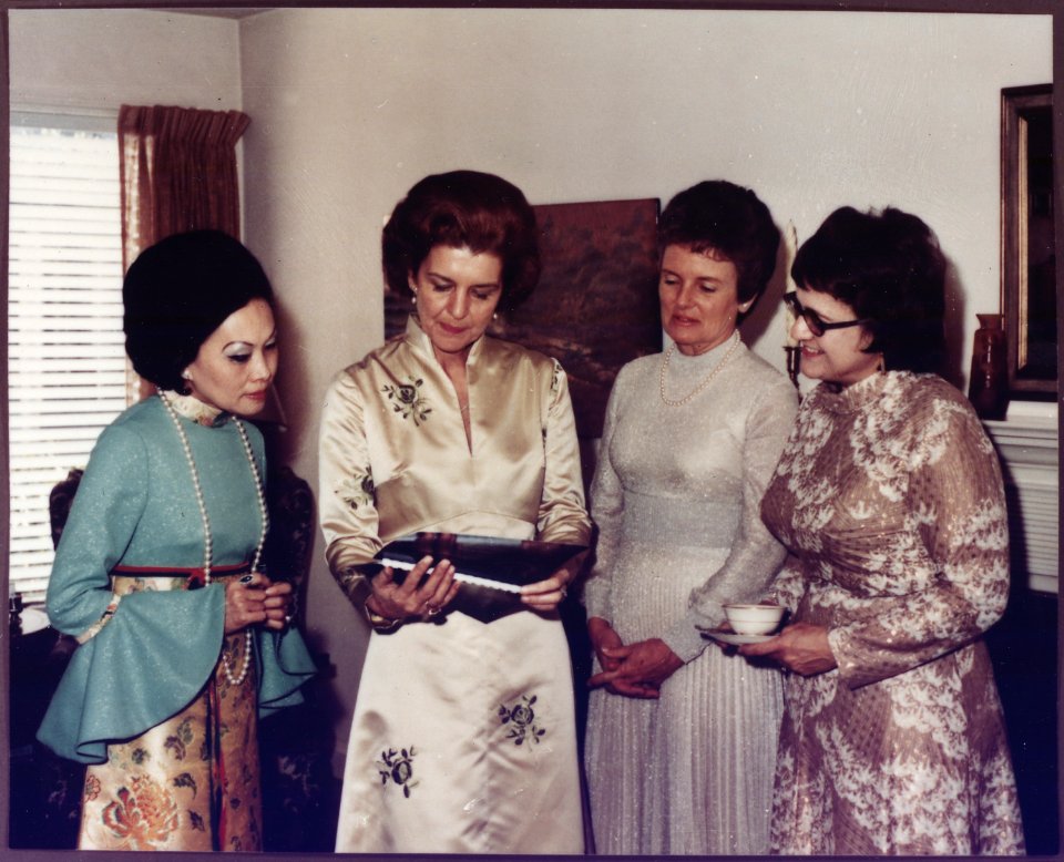 Photograph of Betty Ford and Three Unidentified Women Looking at Photographs - NARA - 186841