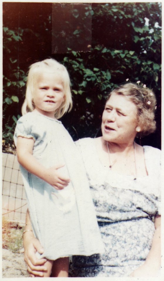 Photograph of Dorothy Gardner Ford with Granddaughter Susan Ford, Daughter of Gerald R. Ford - NARA - 186840
