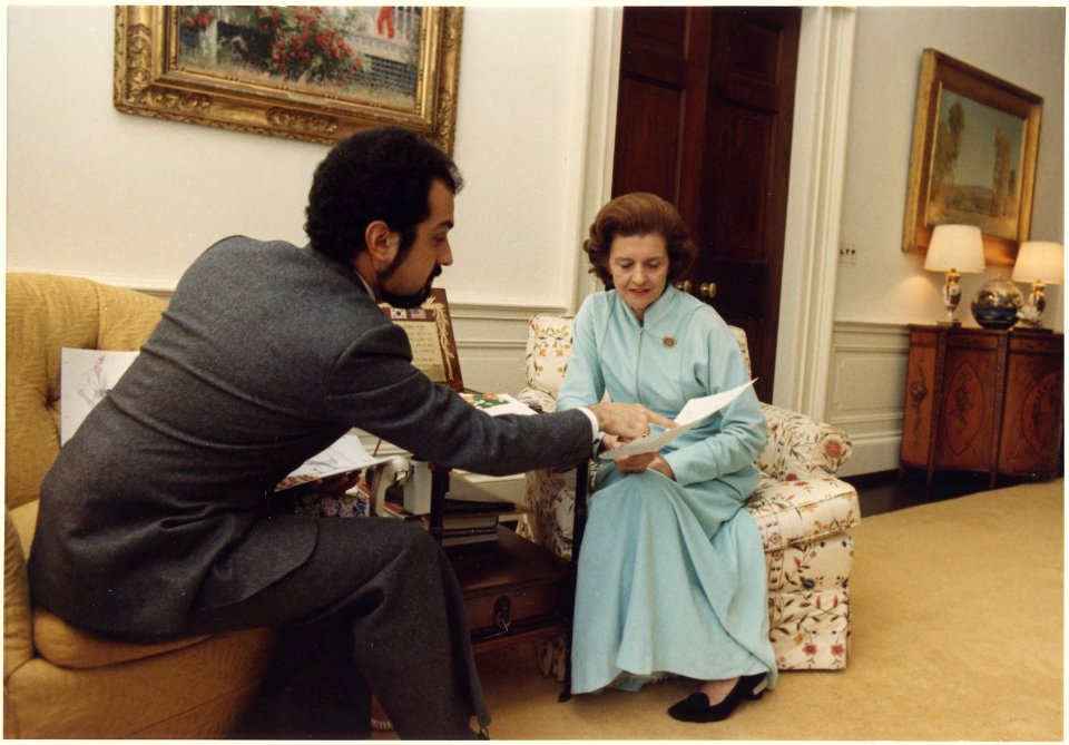 Photograph of First Lady Betty Ford Meeting with Fashion Designer Albert Capraro in the Second Floor West Sitting... - NARA - 186788