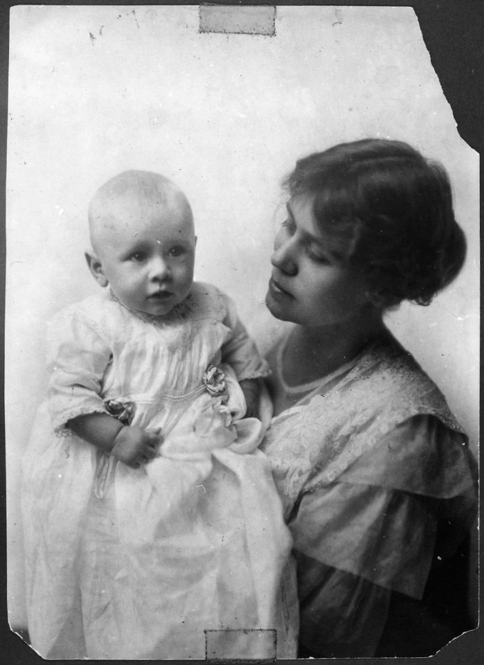Photograph of Gerald R. Ford, Jr., (Then Leslie Lynch King, Jr.) and Dorothy Ayer King on His Baptism Day - NARA - 186850