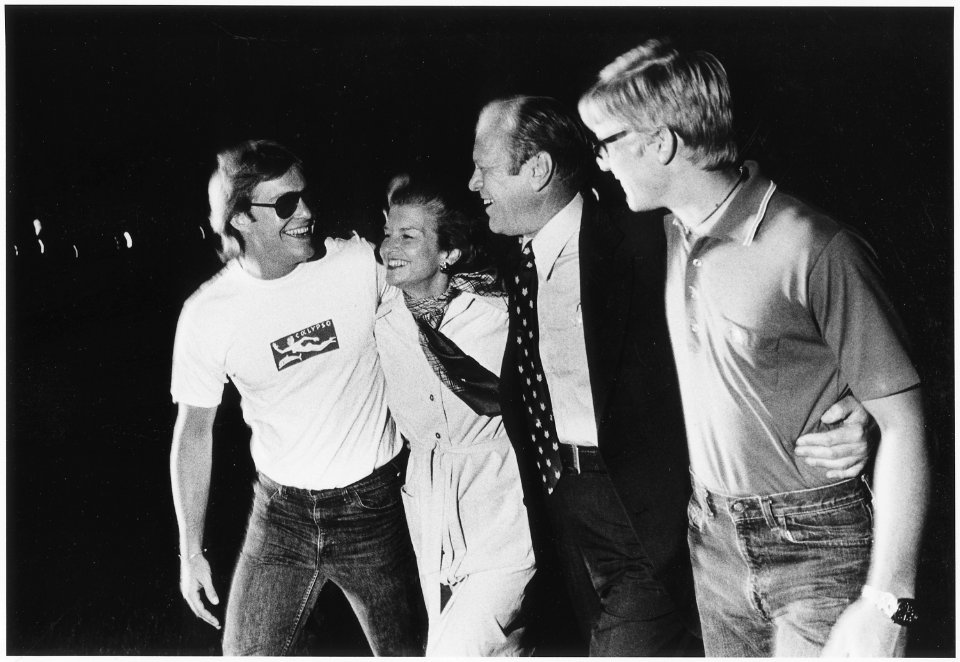 Photograph of Jack and Steve Ford Meeting Their Parents, President Gerald Ford and First Lady Betty Ford on the South... - NARA - 186818