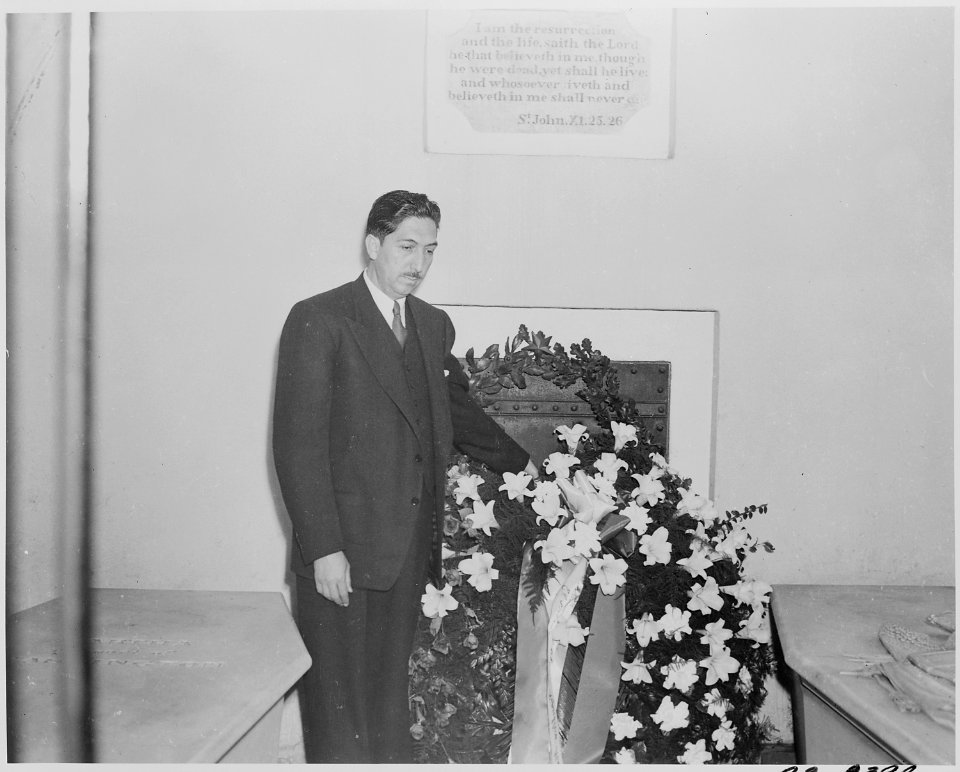 Photograph of Mexican President Miguel Aleman laying a wreath at the tomb of George Washington at Mount Vernon. - NARA - 199553