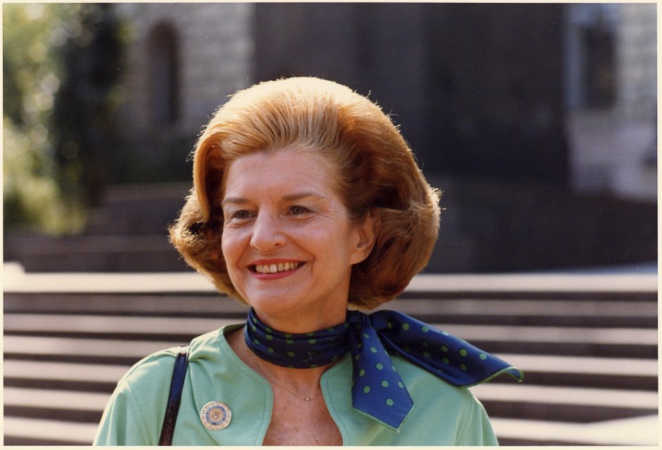 Photograph of First Lady Betty Ford Meeting with the Media in Helsinki, Finland, During the Conference on Security... - NARA - 186815