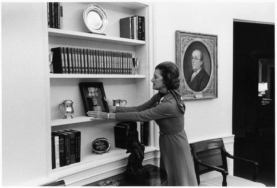 Photograph of First Lady Betty Ford Redecorating the Oval Office During President Gerald Ford's Absence to Meet with... - NARA - 186784