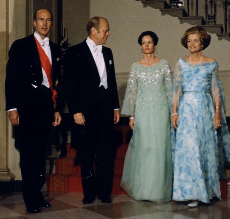 Photograph of President Gerald Ford, First Lady Betty Ford, and President and Mrs. Valery Giscard d'Estaing Posing at... - NARA - 186830 (cropped)