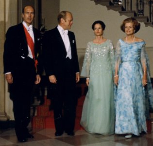 Photograph of President Gerald Ford, First Lady Betty Ford, and President and Mrs. Valery Giscard d'Estaing Posing at... - NARA - 186830 (cropped) photo