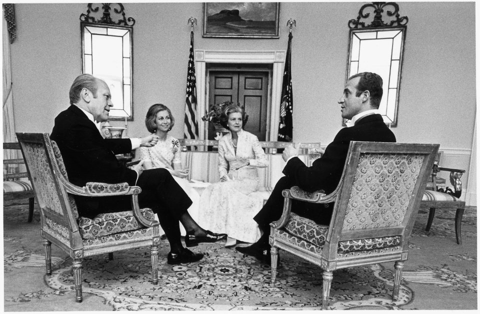 Photograph of President Gerald Ford, First Lady Betty Ford, King Juan Carlos I, and Queen Sophia Chatting in the... - NARA - 186832