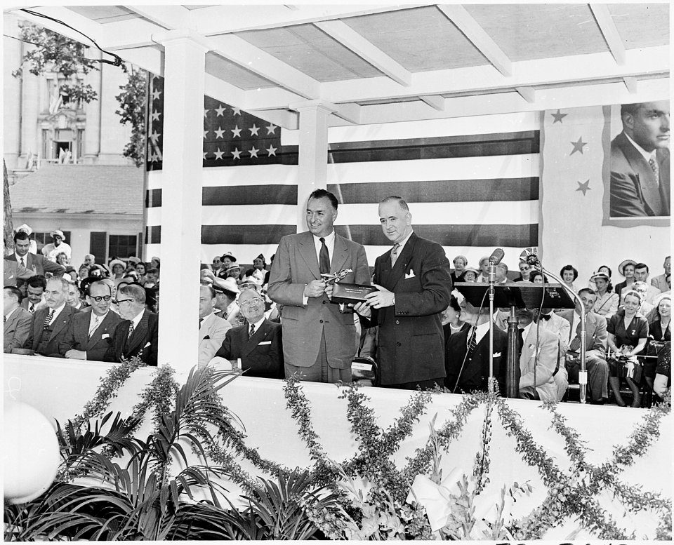 Photograph of President Galo Plaza of Ecuador accepting the key to the city of Washington during welcoming ceremonies... - NARA - 200302