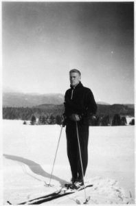 Photograph of Gerald R. Ford, Jr. Skiing - NARA - 186957