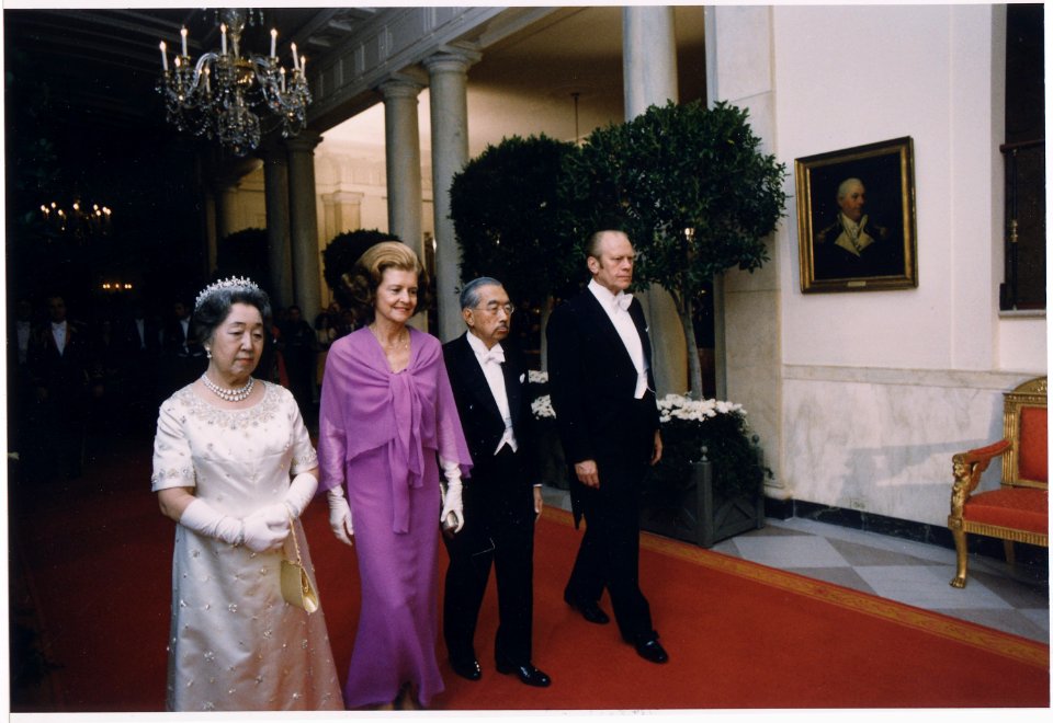 Photograph of President Gerald Ford, First Lady Betty Ford, Emperor Hirohito and Empress Nagako Walking Down the... - NARA - 186821