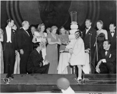 Photograph of First Lady Bess Truman and Margaret Truman cutting the cake at the Roosevelt Birthday Ball, as Margaret... - NARA - 199253