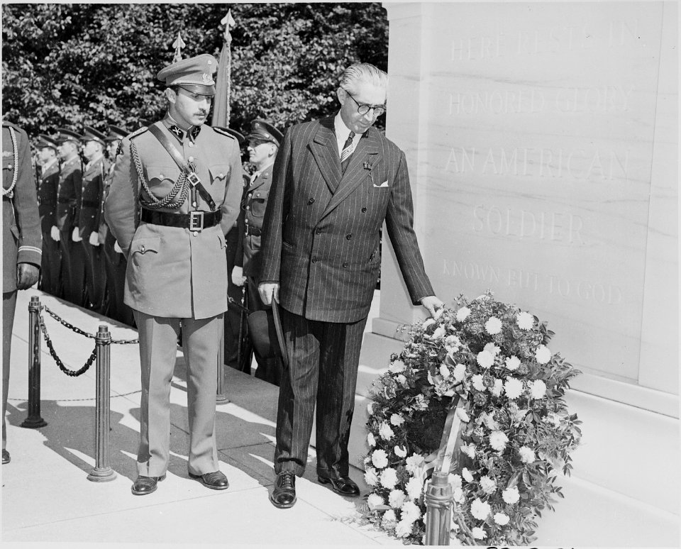 Photograph of President Juan Antonio Rios of Chile placing a wreath at the Tomb of the Unknown Soldier in Arlington... - NARA - 199235