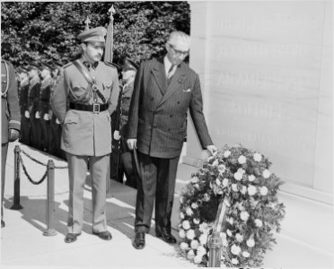 Photograph of President Juan Antonio Rios of Chile placing a wreath at the Tomb of the Unknown Soldier in Arlington... - NARA - 199235