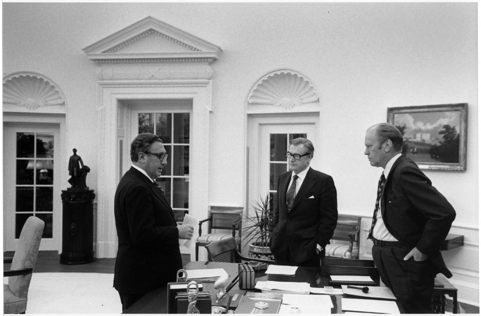 Photograph of President Gerald Ford Meeting in the Oval Office with Secretary of State Henry A. Kissinger and Vice... - NARA - 186802