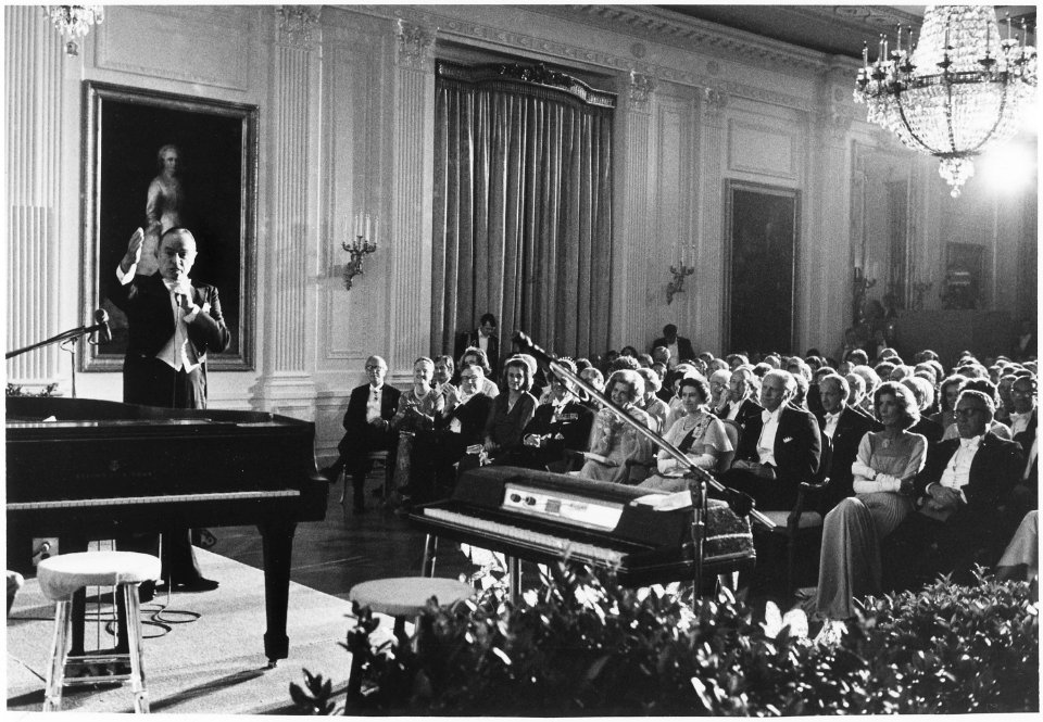 Photograph of President Gerald Ford, First Lady Betty Ford, Queen Elizabeth II, Prince Philip, Vice President and... - NARA - 186833