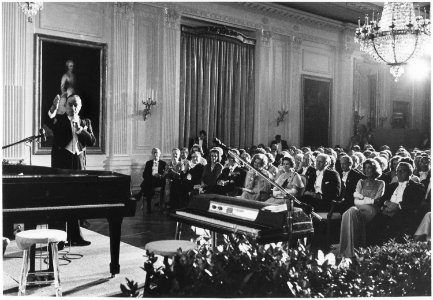 Photograph of President Gerald Ford, First Lady Betty Ford, Queen Elizabeth II, Prince Philip, Vice President and... - NARA - 186833 photo