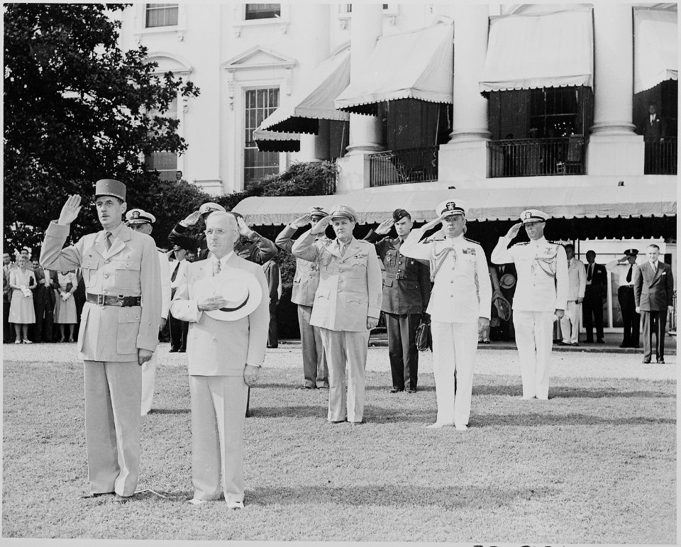 Photograph of President Truman and French President Charles de Gaulle, during welcoming ceremonies on the White House... - NARA - 199185