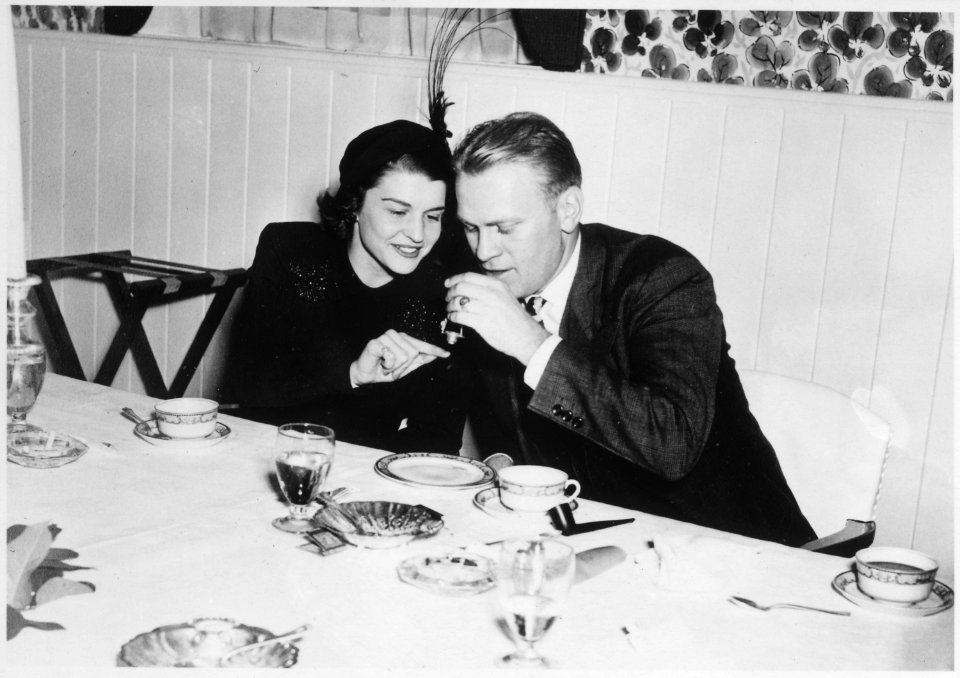 Photograph of Gerald R. Ford, Jr., and Betty Bloomer Warren at Their Wedding Rehearsal Dinner, Grand Rapids, Michigan - NARA - 186987