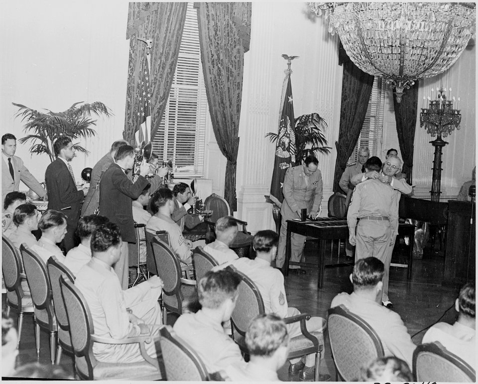 Photograph of President Truman decorating a soldier with the Medal of Honor during a ceremony in the East Room of the... - NARA - 199194