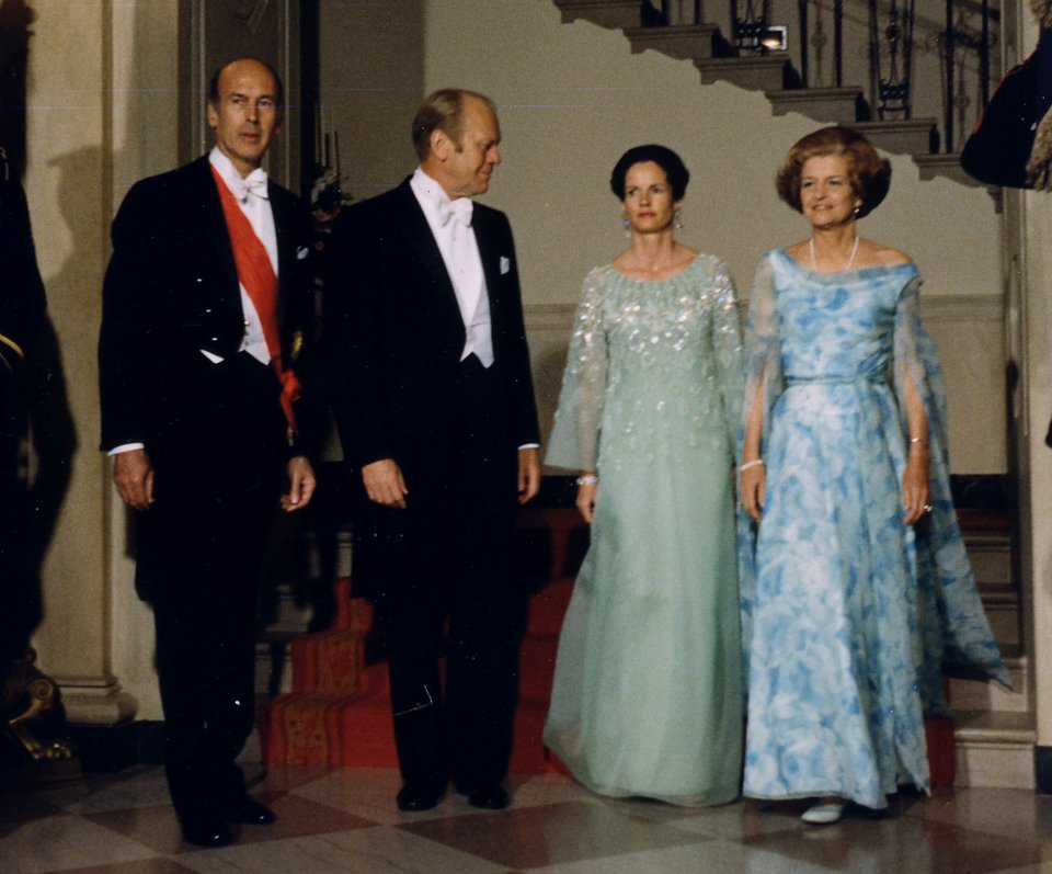 Photograph of President Gerald Ford, First Lady Betty Ford, and President and Mrs. Valery Giscard d'Estaing Posing at... - NARA - 186830