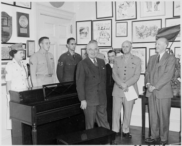 Photograph of President Truman at the White House receiving a piano from the Piano Manufacturers Association that was... - NARA - 200296
