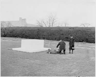 Photograph of President Truman laying a wreath at the grave of President Franklin D. Roosevelt at Hyde Park, New... - NARA - 199366