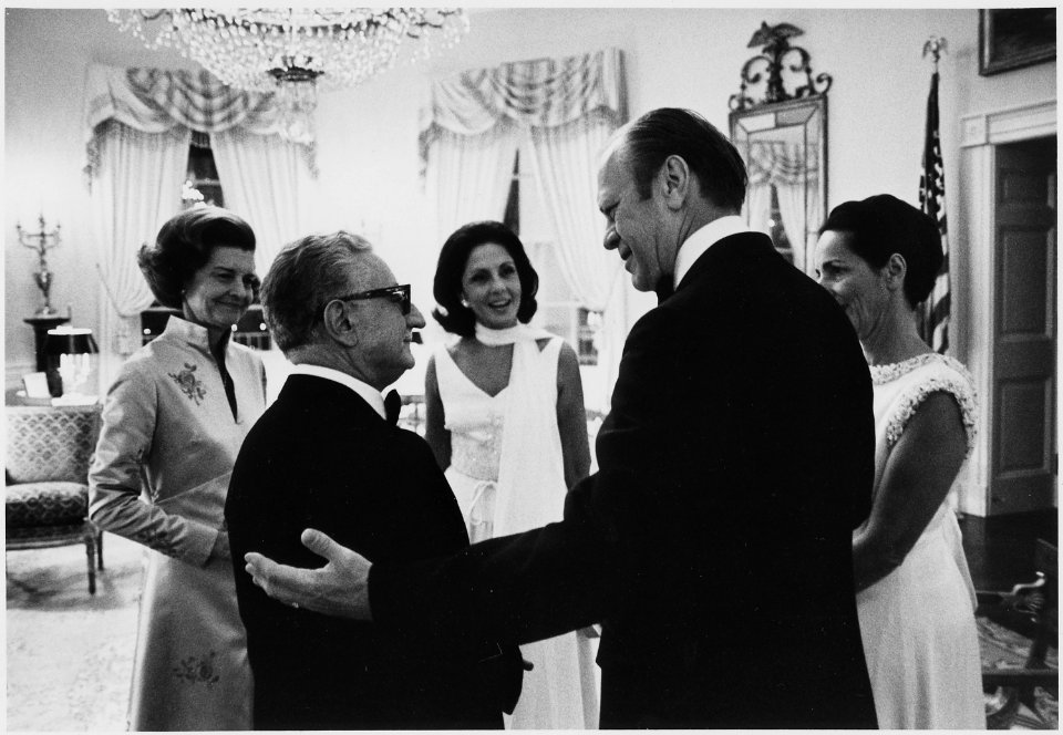 Photograph of President and Mrs. Ford chatting with President and Mrs. Giovanni Leone in the Yellow Oval Room at the... - NARA - 186771
