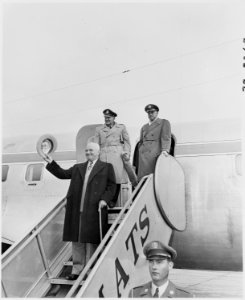 Photograph of President Truman disembarking from his airplane at Washington National Airport upon his return from a... - NARA - 200189