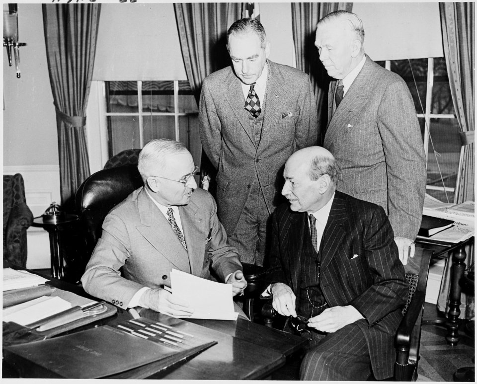 Photograph of President Truman in the Oval Office with British Prime Minister Clement Attlee, during Attlee's visit... - NARA - 200255