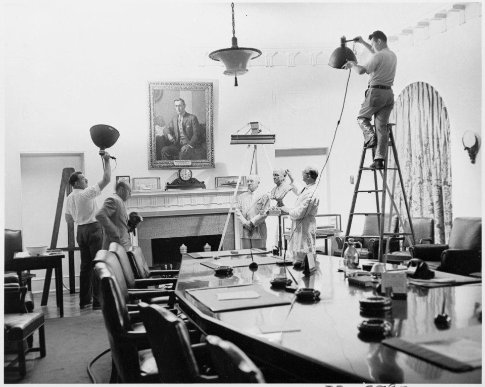 Photograph of President Truman posing in the Cabinet Room of the White House for sculptor Nison Tregor, who was... - NARA - 200387