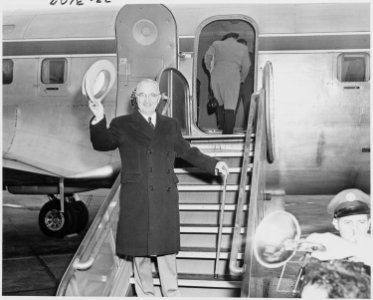 Photograph of President Truman preparing to board an airplane at Washington National Airport for his vacation trip to... - NARA - 200131