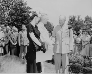 Photograph of President Truman shaking hands with General Dwight D. Eisenhower after awarding him the Distinguished... - NARA - 199129