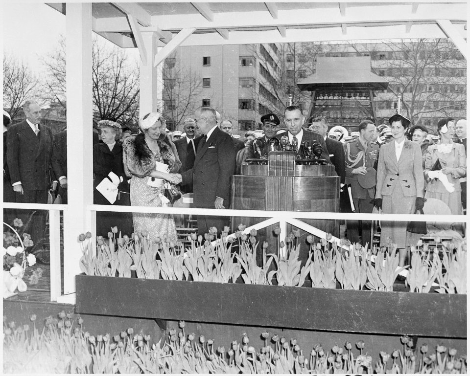 Photograph of President Truman shaking hands with Queen Juliana of the Netherlands, at a ceremony marking his... - NARA - 200378